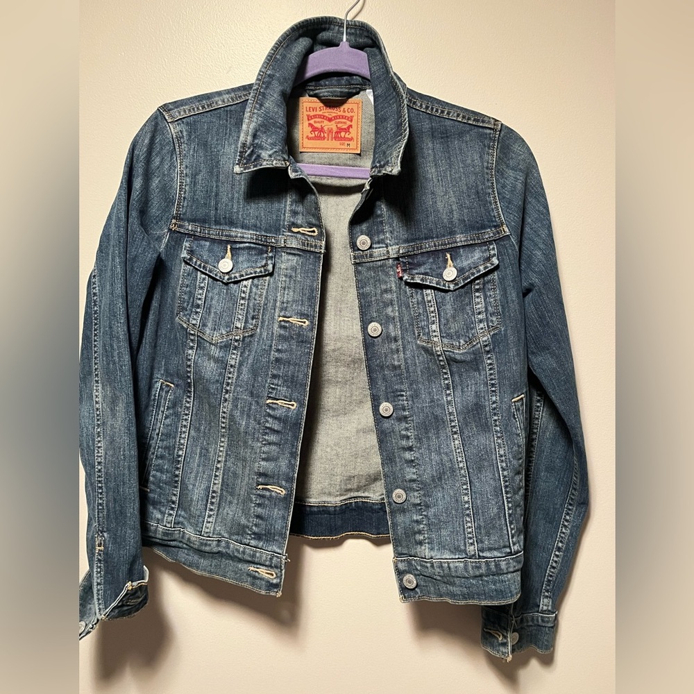 Levi’s women’s original trucker denim jacket. Excellent condition!